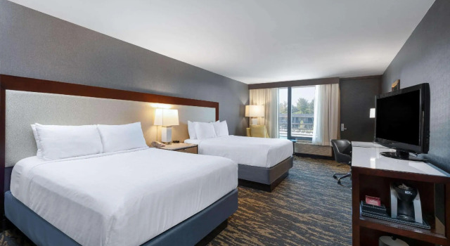 Четырёхместный номер Deluxe с видом на бассейн Wyndham Lancaster Resort and Convention Center