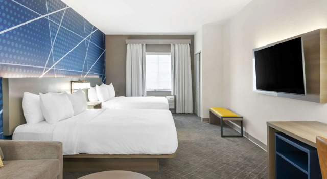 Четырёхместный люкс Comfort Suites Elgin Northwest