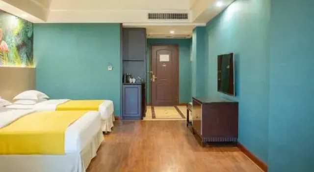 Двухместный семейный люкс с балконом Country Garden Phoenix Hot Spring Hotel Xianning