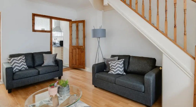 Cosy Contractor & Family House with Free Parking by ComfyWorkers