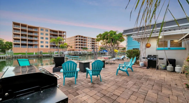 Seashell Suite 1B Pet Friendly Waterfront Dock, Забронировать Отель Отели Треже-Айленд с парковкой, рядом с St. Petersburg Municipal Beach, Парковка