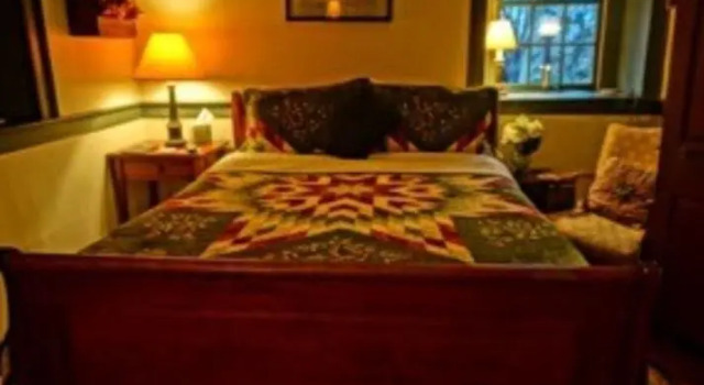 Номер Superior Brownstone Colonial Inn