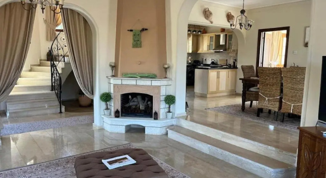 4 Bedroom (Sleeps 8) Villa in Esentepe, Rezervovat Vila Vily v Agios Amvrosios, Vila