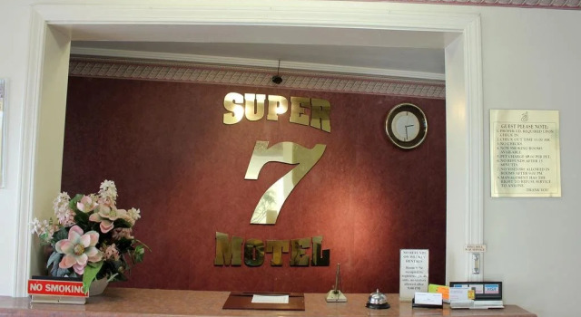 Super 7 Motel
