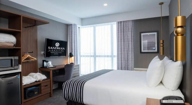 Номер Standard Sandman Signature Sherwood Park Hotel