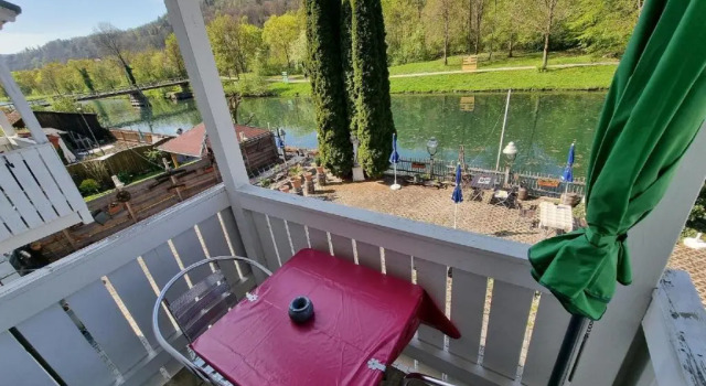 Апартаменты c 1 комнатой Cafe Altmühl, Ferienwohnungen Gästehaus Krimhilde direkt am Wasser