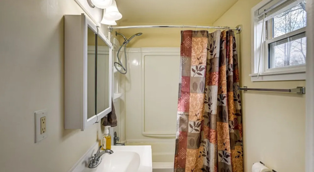 Коттедж Ski & hike/Shared Hot tub: Cozy Whittier Retreat