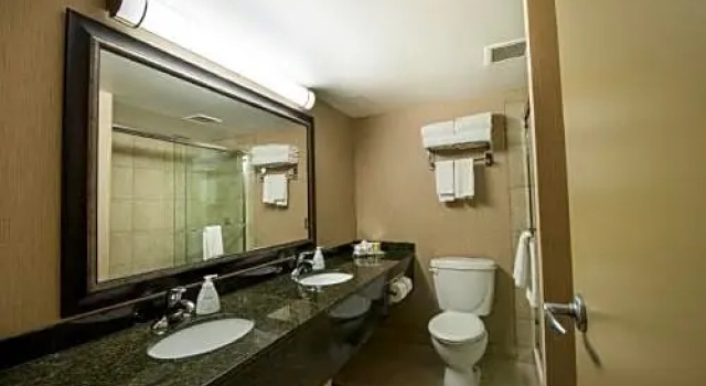 Двухместный полулюкс Superior Inn Hotel and Conference Centre Thunder Bay