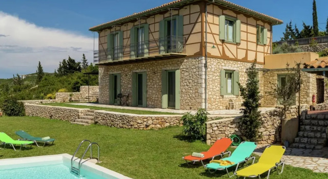 Вилла с балконом Charming, Warm Vacation Home, Private Pool, Privacy and Seaview, West Lefkas