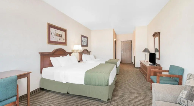 Четырёхместный номер Standard Days Inn by Wyndham Mitchell SD