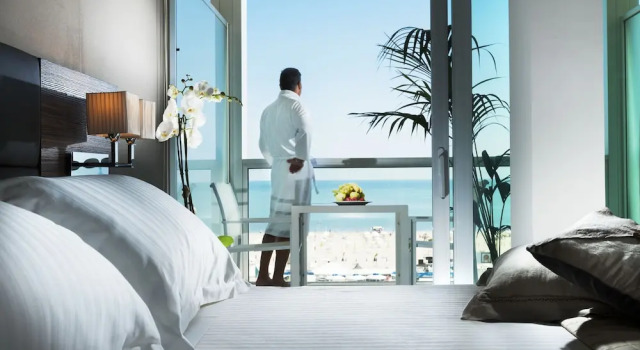 Люкс с балконом Waldorf Suite Hotel