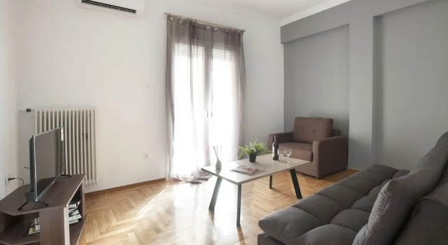 Kolonos - A Renovated Apartment