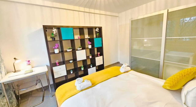 Exceptional 1BR Apartment in center, Rezerwuj Apartament Hotele w Luxembourg z parkingiem, w pobliżu Constitution Square, Parking