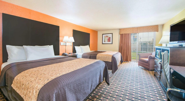 Четырёхместный номер Standard Days Inn by Wyndham Joplin