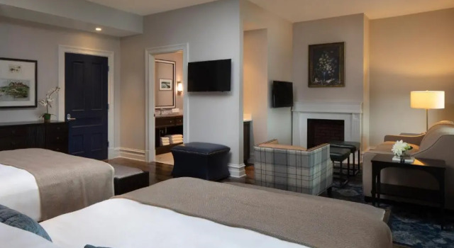 Четырёхместный полулюкс с видом на бассейн Belleview Inn
