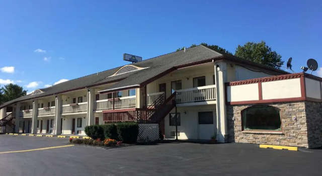 Четырёхместный номер Standard Days Inn by Wyndham Queensbury/Lake George