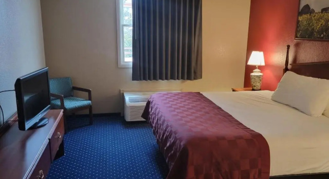 Четырёхместный люкс Ramada by Wyndham Angola/Fremont Area