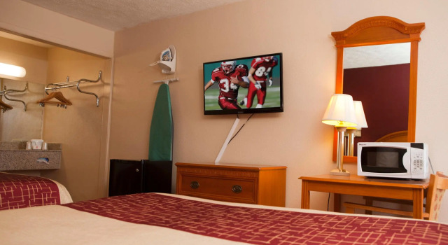 Четырёхместный номер Deluxe Red Roof Inn & Suites Jackson, TN
