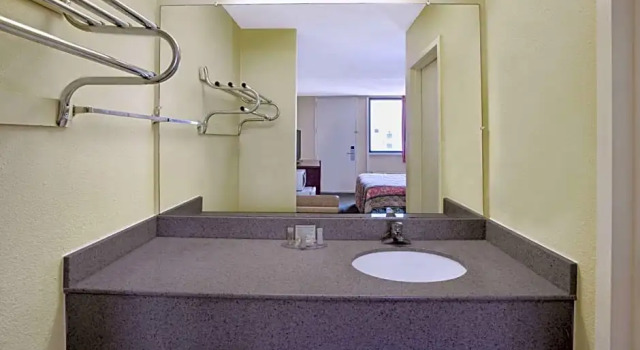 Номер Standard Days Inn by Wyndham College Park Airport Best Road