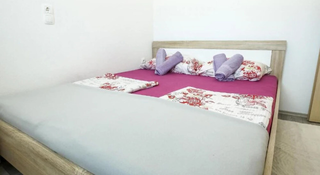 Awesome Home in Biograd na Moru With Wifi, 1 Bedrooms and Outdoor Swimming Pool, Забронировать Отель Отели Биоград-на-Мору с парковкой, рядом с Частный Пляж «Кемп Сенди», Парковка