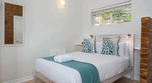 Newly Renovated Studio Apartment in Cape Town, Забронировать Апартаменты/квартира Отели Cape Peninsula с парковкой, Парковка
