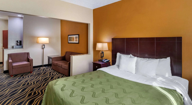 Quality Suites Addison-Dallas, Забронировать Отель Отели Эддисон с бассейном, Бассейн