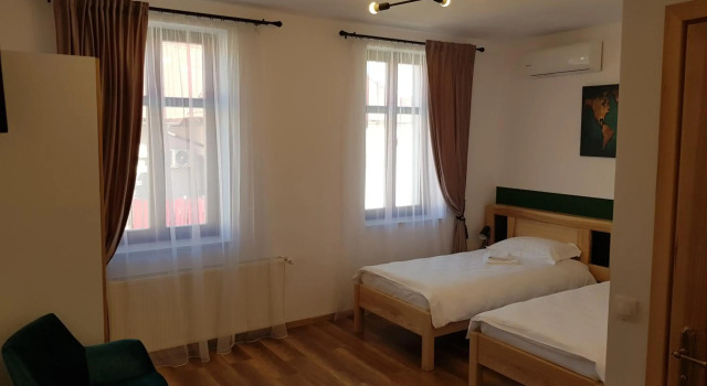 CHIC VOYAGE, Забронировать Отель Отели Сибиу с парковкой, рядом с Медицинская школа при Университете «Лучиан Блага» в Сибиу, Парковка