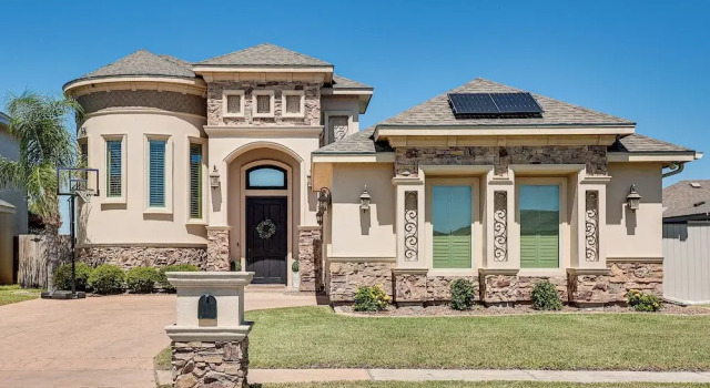 1 Mi to Vackar Stadium: Roomy Retreat w/ Pool, Забронировать Дом для отпуска Эдинберг Rio Grande Valley