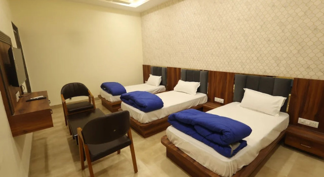 Трёхместный номер Deluxe Hotel Jyotirlinga- One Way Drop to Mahakal Temple