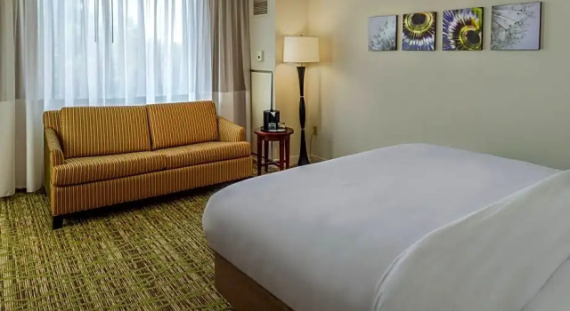 Двухместный номер Standard с видом на озеро Marriott St. Louis West