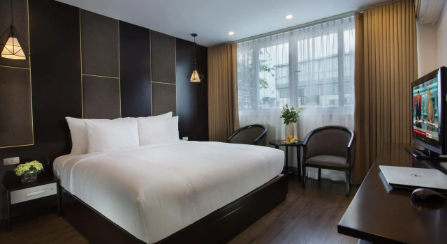 Кровать в общем номере Rising Dragon Grand Hotel
