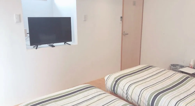 BOND - Hostel