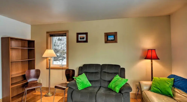 Апартаменты с 2 комнатами Walk to Town & Coast: Anchorage Condo w/ Fireplace
