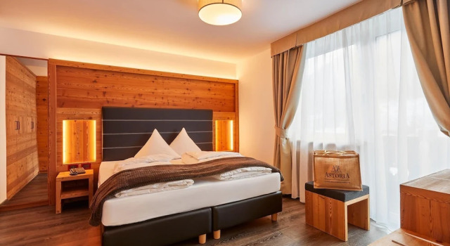 Четырёхместный номер Superior с балконом Hotel Astoria