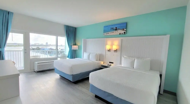 Четырёхместный семейный номер Standard с видом на гавань ChartHouse Clearwater Beach Marina Hotel