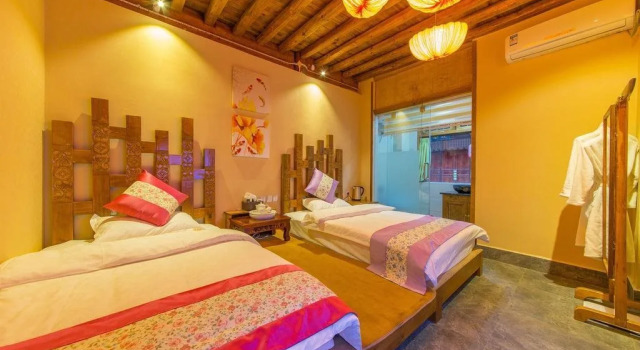 Lijiang JuXian Inn, Забронировать Отель Лицзян Юньнань, рядом с Улица Сквер-стрит Древнего города Даянь