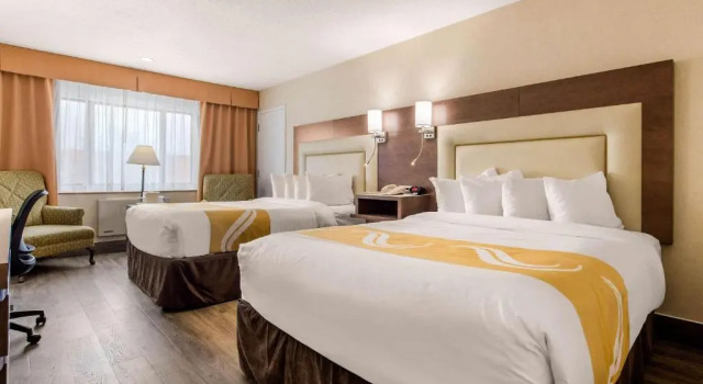 Четырёхместный номер Executive Quality Inn & Suites