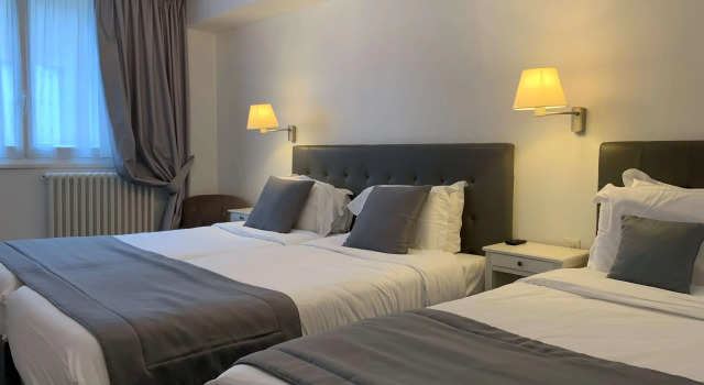 Трёхместный номер Standard Kyriad Saumur Hyper Centre Hôtel, Appartements, Séminaires et SPA soins Sothys Paris