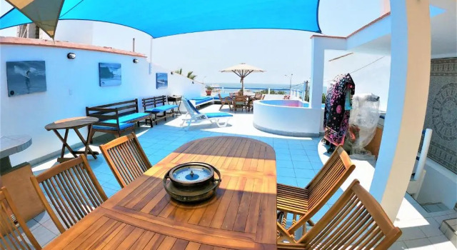 Кровать в общем номере Waves Surf Camp Peru