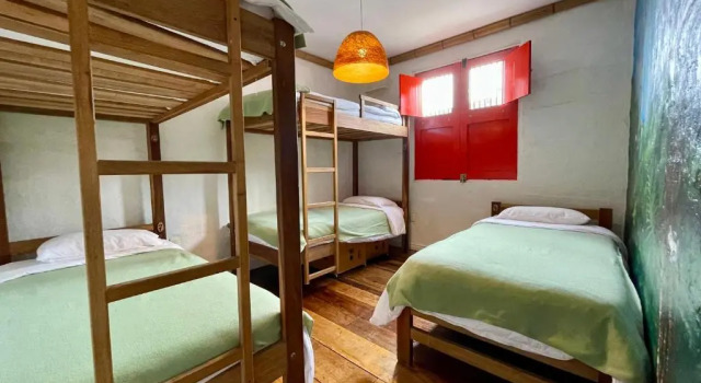 Кровать в общем номере Hostal Tralala Salento
