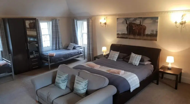 Easter house of Ross self catering, Book Hotel Crieff Perthshire