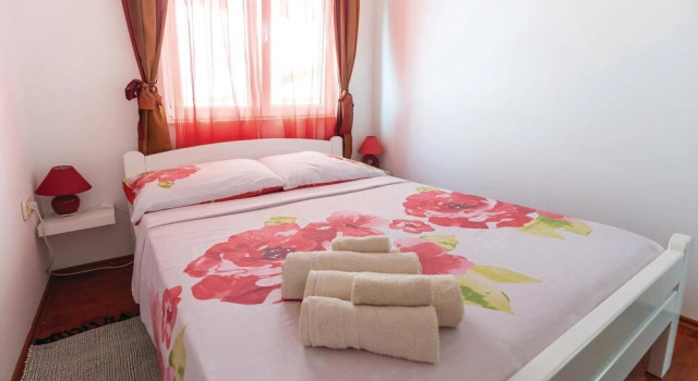 Beautiful Home in Komarna With Wifi and 3 Bedrooms