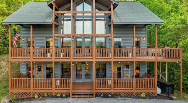Hottub, Sauna, Pool Table, Views Mins to Downtown Gatlingburg Hollow's Haven