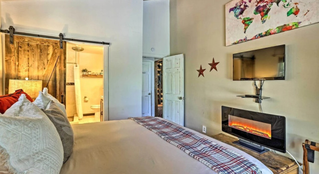 Stunning Mountain-top Getaway w/ Multi-level Decks, Book Feriehus Hoteller i Blue Jay med parkering, Parkering