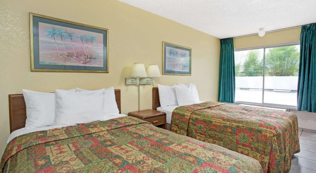 Четырёхместный номер Standard Days Inn by Wyndham Cocoa Cruiseport West At I-95/524
