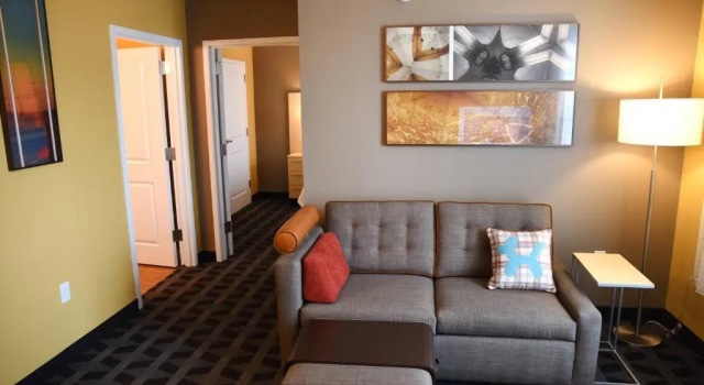 Люкс TownePlace Suites by Marriott Lawrence Downtown
