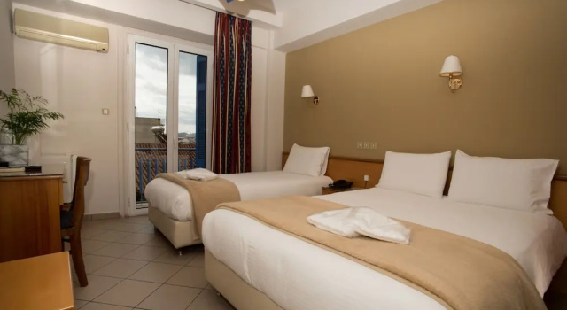 Трёхместный номер Standard с балконом и с видом на город Morfeas Hotel