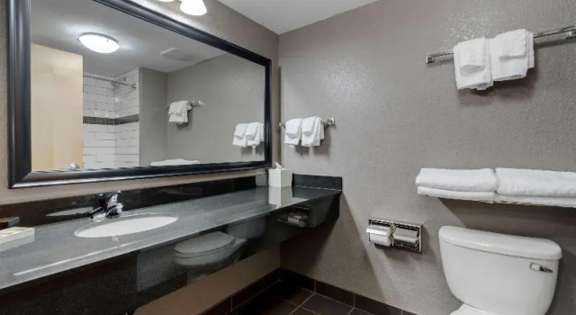 Четырёхместный люкс Best Western Plus Eastgate Inn & Suites