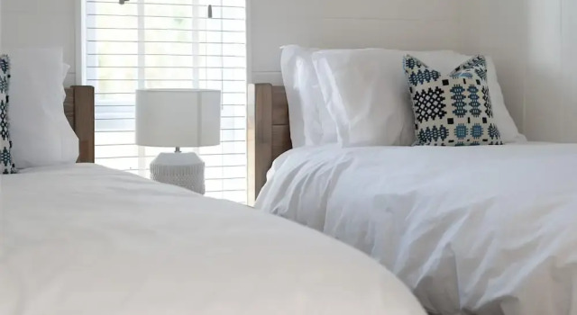 Murmur y Coed, Boek Hotel Dwyran Anglesey