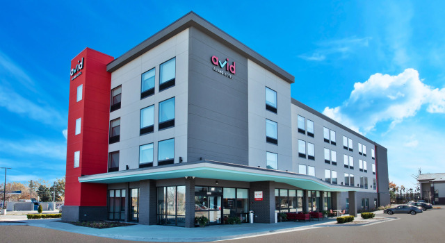 avid hotels - Detroit - Warren by IHG, Забронировать Отель Отели штата Мичигана с парковкой, Парковка